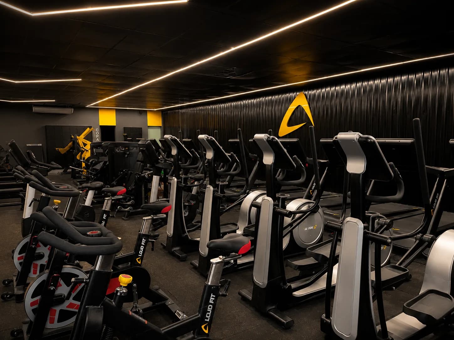 Sala de cardio com elípticos e bikes de spinning na Loud Fit Ipiranga